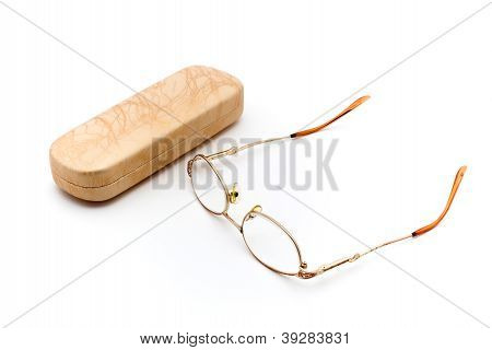 Případ béžové podívaná s brýlemi