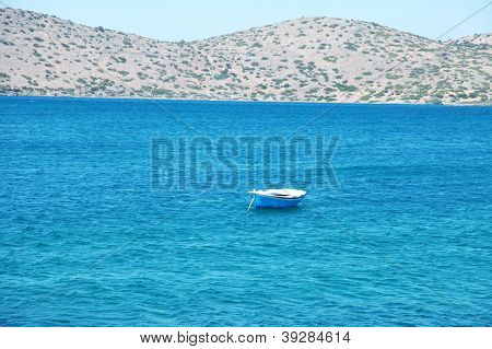 เรือไม้สีขาว และสีน้ำเงินในทะเลเมดิเตอร์เรเนียน (กรีซ)