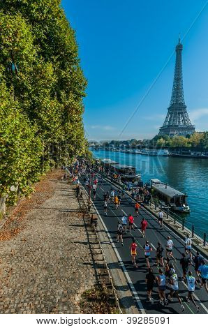 ปารีส ฝรั่งเศส - 14 เมษายน: มาราธอนรอบชิงชนะเลิศระดับที่ปารีสอินเตอร์เนชั่นแนลมาราธอนบน Apri