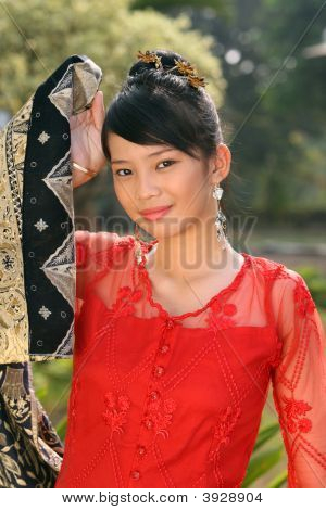 Attraente ragazza asiatica