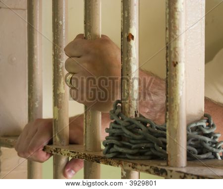 hinter Gittern