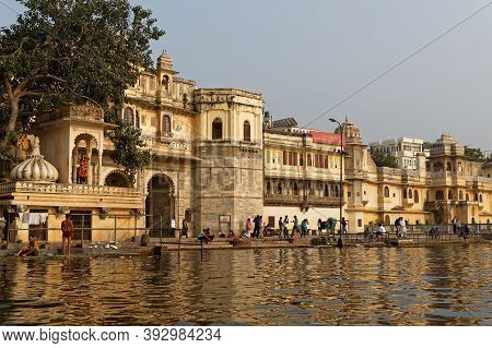 Udaipur, India, November 5, 2017 : Ishwar Door Along The Lake Pichola Shoreline. Lake Pichola Is An 