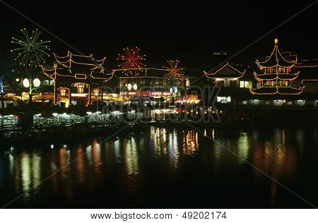 Cina Shanghai Yu Yuang giardini la casa da tè antica zona commerciale e Lago di notte