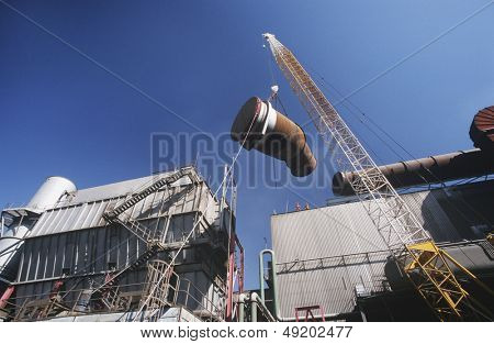 Installazione tubo di estrazione dei fumi nella fonderia fonderia d'acciaio