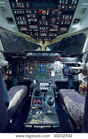 Cabina di pilotaggio aereo vuoto