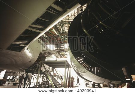 Motore di velivolo in hangar