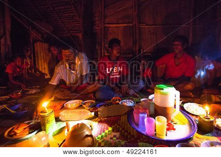 BERDUT, Malesia - APR 8: Persone non identificate Orang Asli durante una cena cerimonia nel suo villaggio o