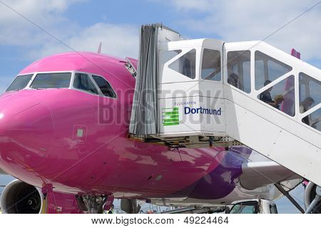 DORTMUND, Germania - 22 giugno: Passeggeri lasciano l'aereo della Wizzair in aeroporto di Dortmund, Germania 