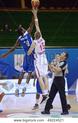Kyjev, Ukrajina - 8. srpna: S. Gombauld, Francie a D. Miladinovic, Srbsko v akci během U16 Euroba