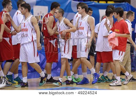 Kyjev, Ukrajina - 8. srpna: Týmy pozdravy navzájem před prvním kole ma U16 Eurobasket 2013