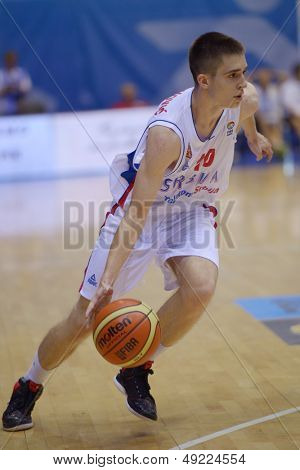 KIEV, Ucraina - 8 agosto: Slobodan Jovanovic della Serbia in azione durante l'abete U16 Eurobasket 2013