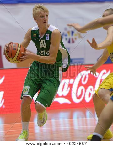 Kyjev, Ukrajina - 8. srpna: Jokubas Svambaris z Litvy útoků během U16 Eurobasket 2013 jedle