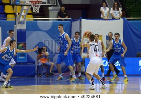 Kyjev, Ukrajina - 8. srpna: Thomas Akyazili z Belgie v akci během prvního U16 Eurobasket 2013