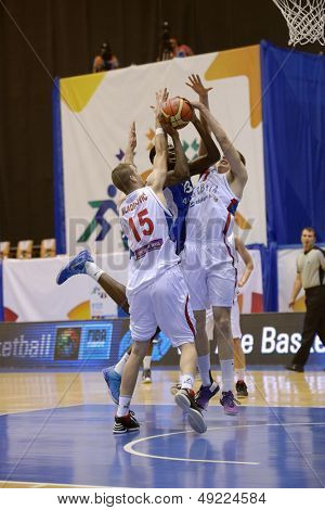 Kyjev, Ukrajina - 8. srpna: Tým Srbska udržet obruč během U16 Eurobasket 2013 první kolo zápa