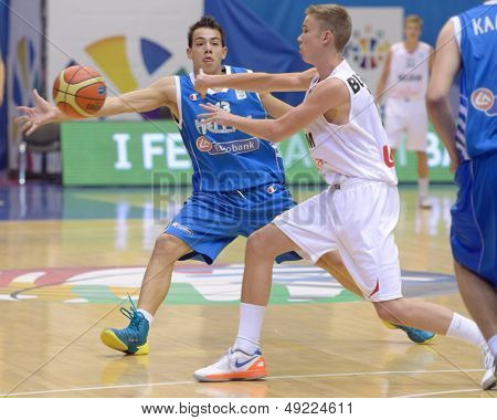 Kyjev, Ukrajina - 8. srpna: Simon Buysse, Belgie a V. Mouratos, v akci během U16 Eurobas Řecko