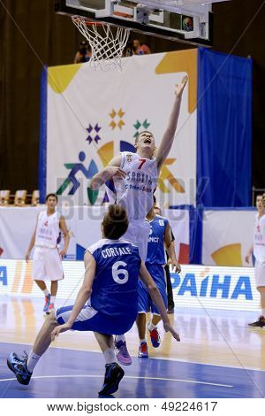 Kyjev, Ukrajina - 8. srpna: Miloš Glisic, Srbsko a Olivier Cortale, Francie v akci během U16 Euro