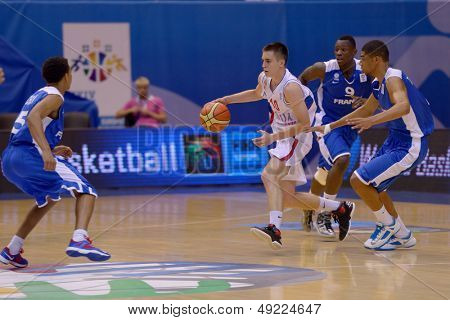 KIEV, Ucraina - 8 agosto: Slobodan Jovanovic della Serbia in azione durante l'abete U16 Eurobasket 2013