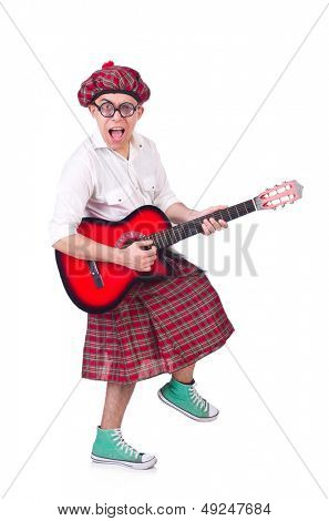 Lustige Scotsman mit Gitarre auf weiß