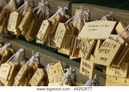Plaques ไม้ญี่ปุ่นนาราคาซูกะศาลเจ้าเล็ก ๆ ด้วยคำอธิษฐานและความปรารถนา (Ema)