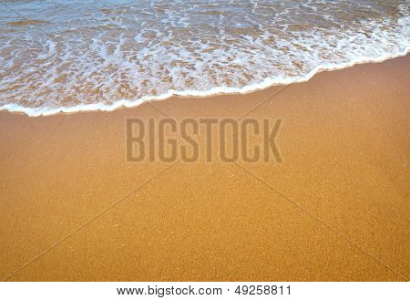 Mjuk våg av havet på sandstranden