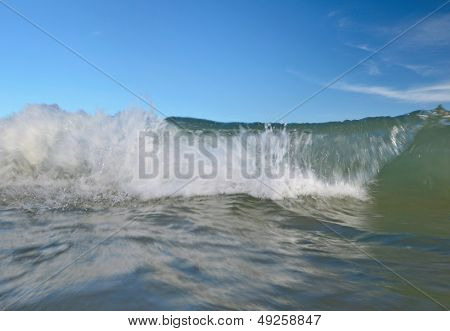 Stora surfing våg bryter i havet 