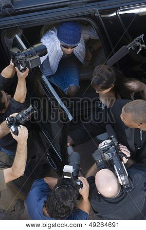 Pohled paparazzi kolem mužských celebrit