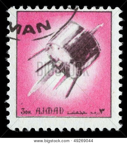 AJMAN - ca 1972: En stämpel tryckt i emiratet Ajman Visa rymdskepp, circa 1972