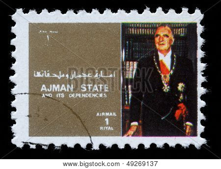 AJMAN - ca 1973: stämpel tryckt av Ajman visar kung Boudewijn av Belgien, ca 1973