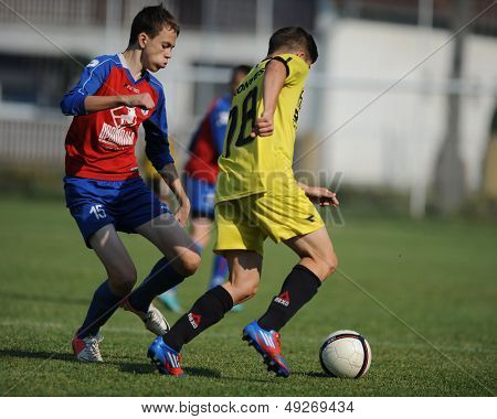 KAPOSVAR, Macaristan - 20 Temmuz: Tanımlanamayan oyuncular eylem IX. Gençlik futbol Festivali maç