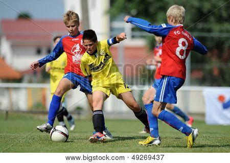 KAPOSVAR, Macaristan - 20 Temmuz: Tanımlanamayan oyuncular eylem IX. Gençlik futbol Festivali maç