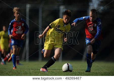 KAPOSVAR, Macaristan - 20 Temmuz: Tanımlanamayan oyuncular eylem IX. Gençlik futbol Festivali maç