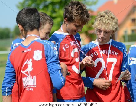 KAPOSVAR, Macaristan - 20 Temmuz: IX Minsk oyuncuları kutlamak. Gençlik futbol Festivali maç Minsk 