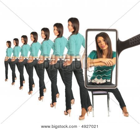 Kvinde Astrides stol se gennem Forstørrelsesglas Collage