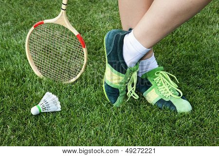 noha ženy, která hraje badminton na trávě