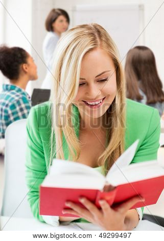 Bildung-Konzept - lächelnd Student Lesebuch der Mädchen in der Schule