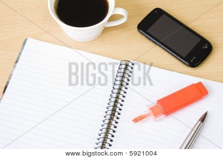 Mobiele telefoon, laptop- en kopje koffie