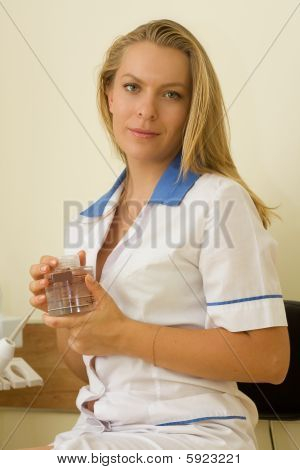 Frau in der Kosmetik-salon