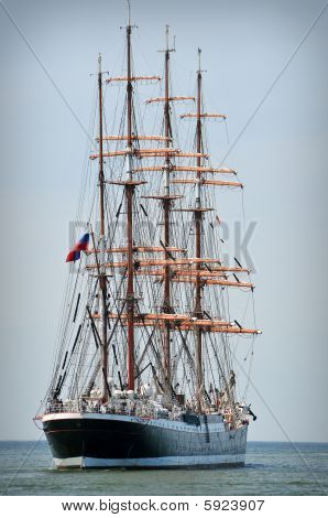 Sten van de vaartuigen naar de vuurtoren van de haven te verlaten