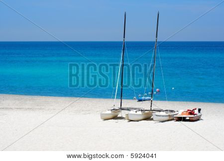 Barche di sport acquatici In spiaggia