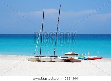Barche di sport acquatici In spiaggia