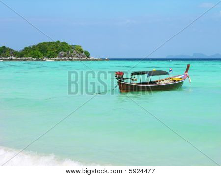 Longtail barco no mar de Andaman, Tailândia