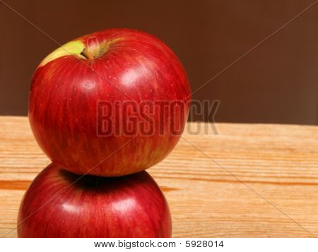 Två saftiga röda äpplen