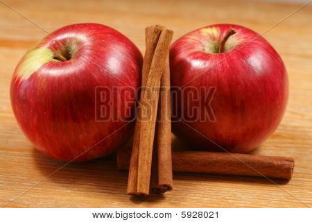 Två äpplen med kanel