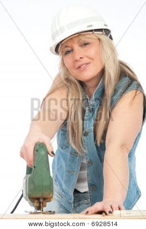 Giovane donna bionda sta lavorando con Jigsaw