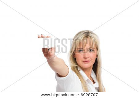 年轻金发碧眼的女商人与一张名片