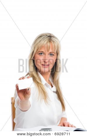 年轻金发碧眼的女商人与一张名片
