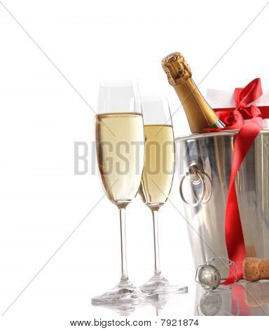 Bicchieri di Champagne con nastro rosso regalo