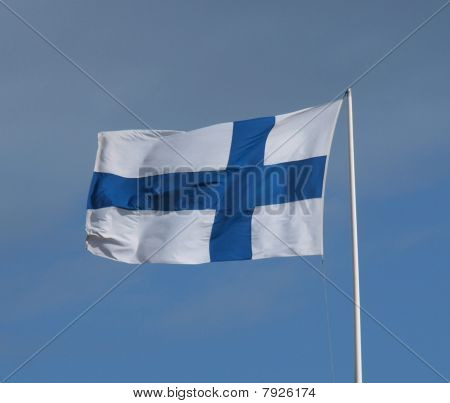 Finská vlajka proti modré obloze
