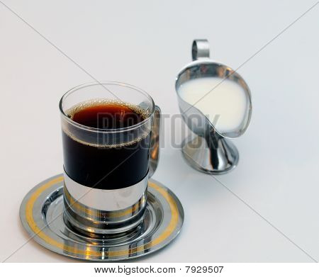 コーヒーとクロムの水差しをクリームします。