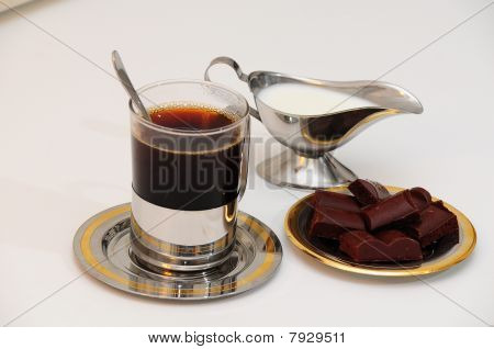 コーヒー、チョコレート、クロムの水差しをクリームします。